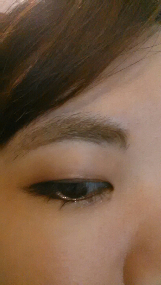 그 다음에는 원래 눈썹 방향대로 슥슥 빗어주시면 되요. 어때요? 까만 송충이 눈썹이 차분하고 자연스러운 갈색으로 변했죠?
