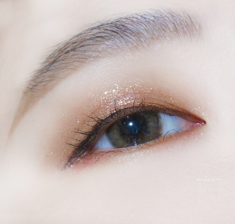 자글자글 펄섀도우를 워낙 좋아해서 펄섀도우만 사용한 메이크업이에융 ♥ 