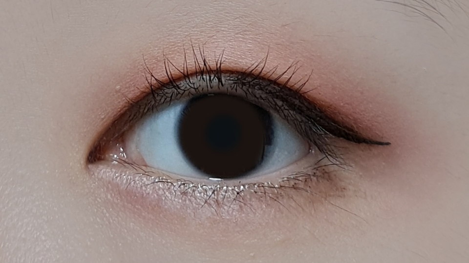 눈에 바르면 요런 느낌이에요. 

사실 매트한 섀도우 중에서 발림성이 썩 좋은편은 아니라고 생각하는데 그래도 뭉침없이 발려요.

굉장히 부어보이기 쉬운 눈인데 뮤트한 색감이라 붉은계열 컬러임에도 불구하고 부어보이지 않아요.
물론 단독으로만 썼을 땐 좀 부어보일 때도 있어 다른 컬러랑 섞어 쓰는걸 추천!

가을겨울엔 블러셔 대용으로 써도 분위기 있어 보이고예뻐용😍