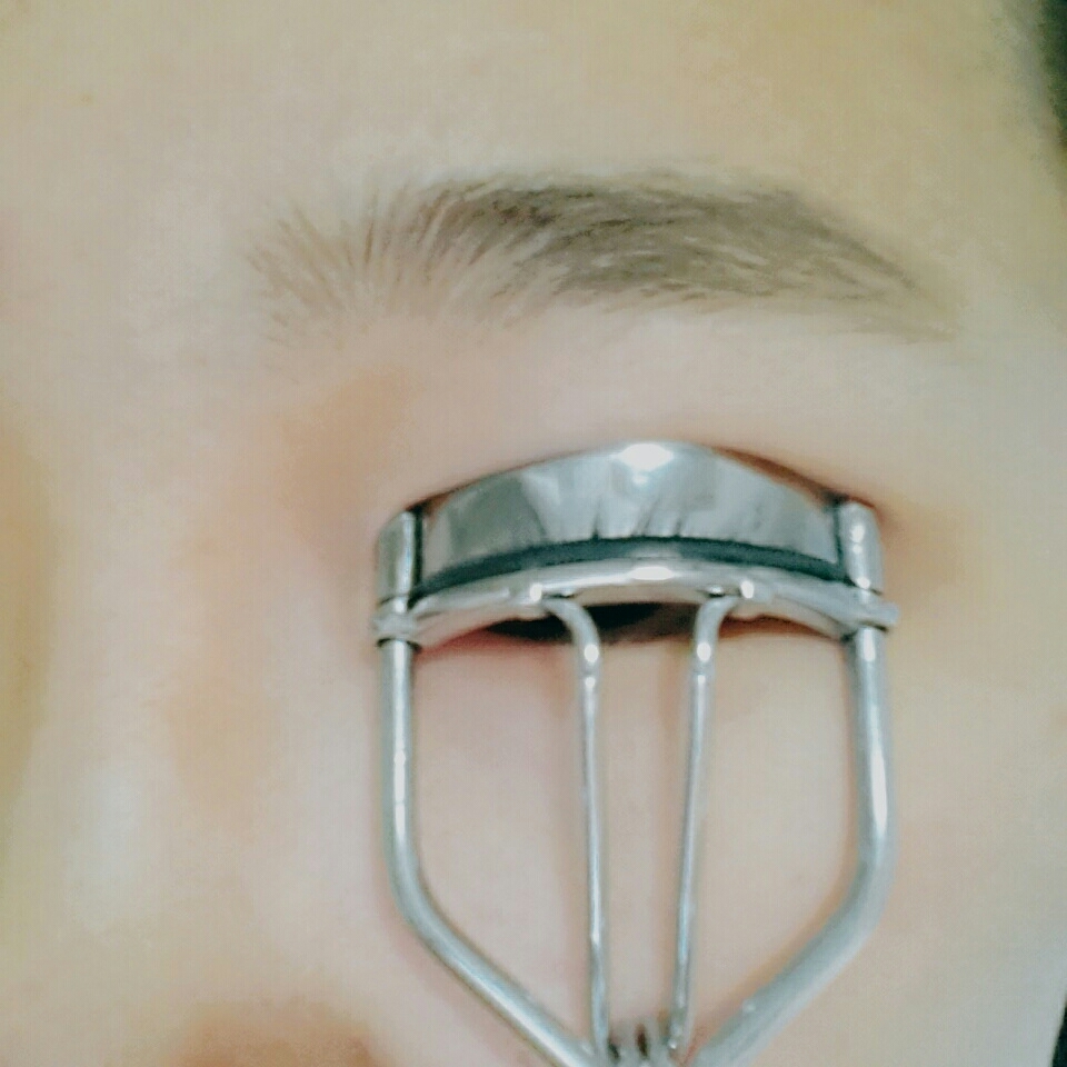 뷰러로 속눈썹 찝찝해주세요
저는 마스카라는 따로 하지않고 뷰러로 찝기만 하는데 이유가 눈이작으니까 속눈썹이  눈을 가리면서 더 작아보이는것 같아서 찝어주고 있습니다!