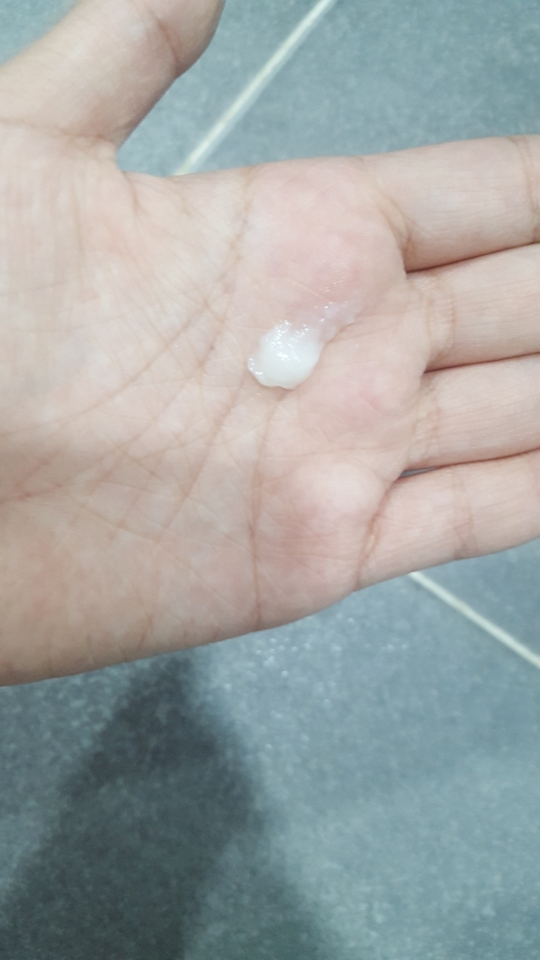 약간 꾸덕꾸덕한? 제형이에여 제 개인적인 효과로는 한 5분?정도 시간 텀을 두니까 훨신 효과가 좋았어요!