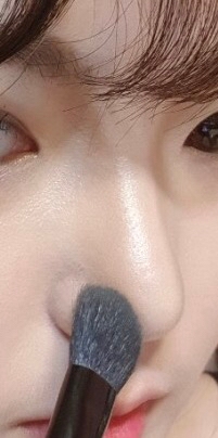 쭈욱~콧볼까지 가볍게 측면을 쓸어쥽니다..!!!줄여버리겠다는 생각으로ㅎㅎㅎ
이렇게 하다보면 쉐딩이 발리지 않은 부분과의 경계가 너무 두드러 질 수 있기때문에 자연스러운 쉐딩을 위해서