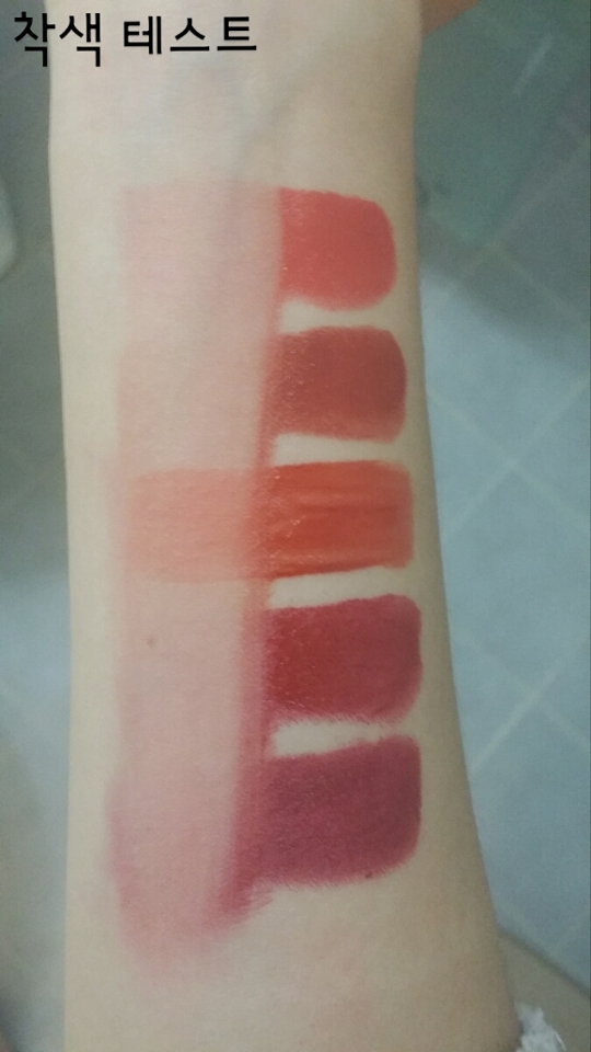 착색을 테스트 하기 위해 휴지로 닦아 봤어요. 

보이시겟지만 토니모리 레드칠리는 오렌지 색으로 착색이 강해 틴트 리무버로 지워도 잘 사라지지 않아요 ㅡㅡ; 벽돌색 좋아하시면 아주 비슷한 미샤 살사레드를 추천해요.
