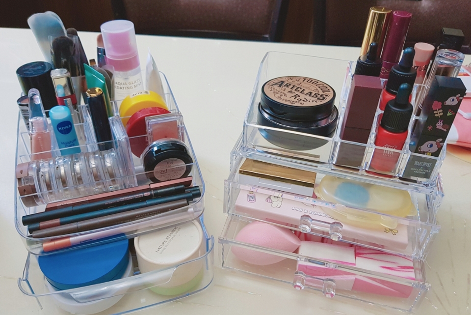 다 정리한 후에는 이런 식으로 !!!!!
완존 깔끔하구 예쁘지 안나용 ㅠㅅㅠ
약속도 없는데 당장 화장하고픈 마음이 들었어요...😶