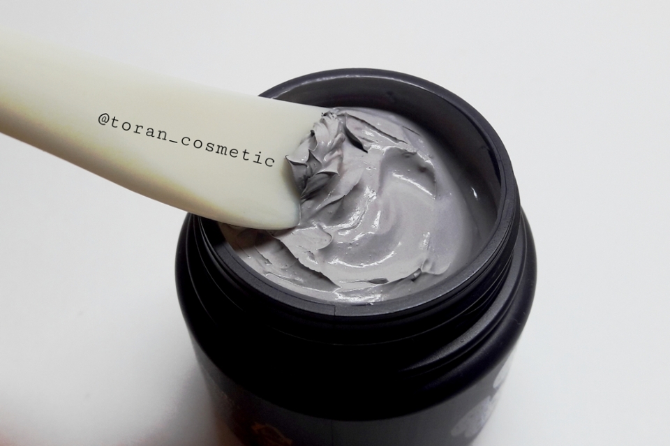 스파츌라로 적당량을 덜어내었는데요, 점성은 생각외로 거의 없었고 묽은 찰흙같은 느낌이었어요.