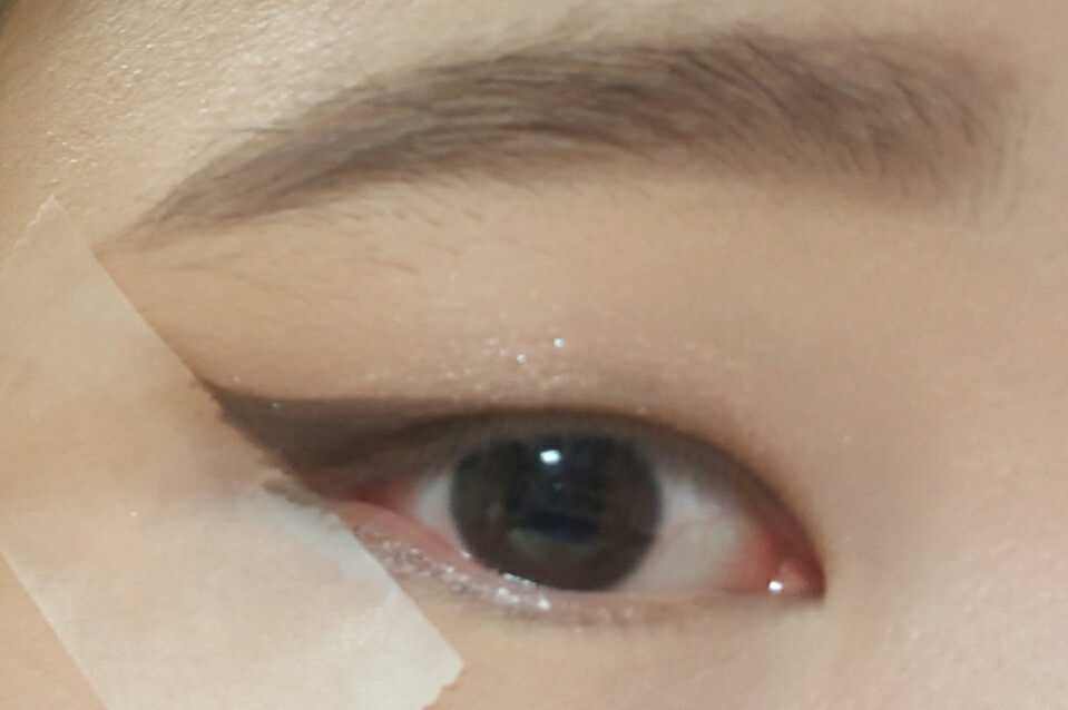 토니모리 백젤아이라이너 브라운으로 라인을 그려줍니다