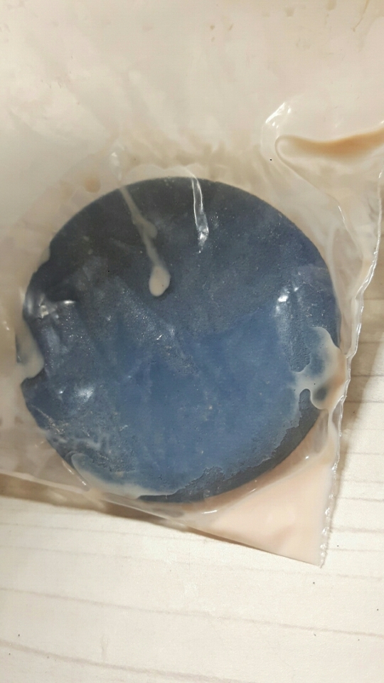 물로 한번 헹구고 다시 지퍼백에 클렌징워터와 물을 1:1로 넣어주세여! 클렌징워터로만 하면 너무 많이 쓰니까 아깝잖아요