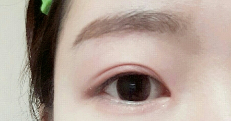 언더에는 살짝 무펄로 벽돌색 같은 색을 한 번 쓸어주듯 발라주세요~