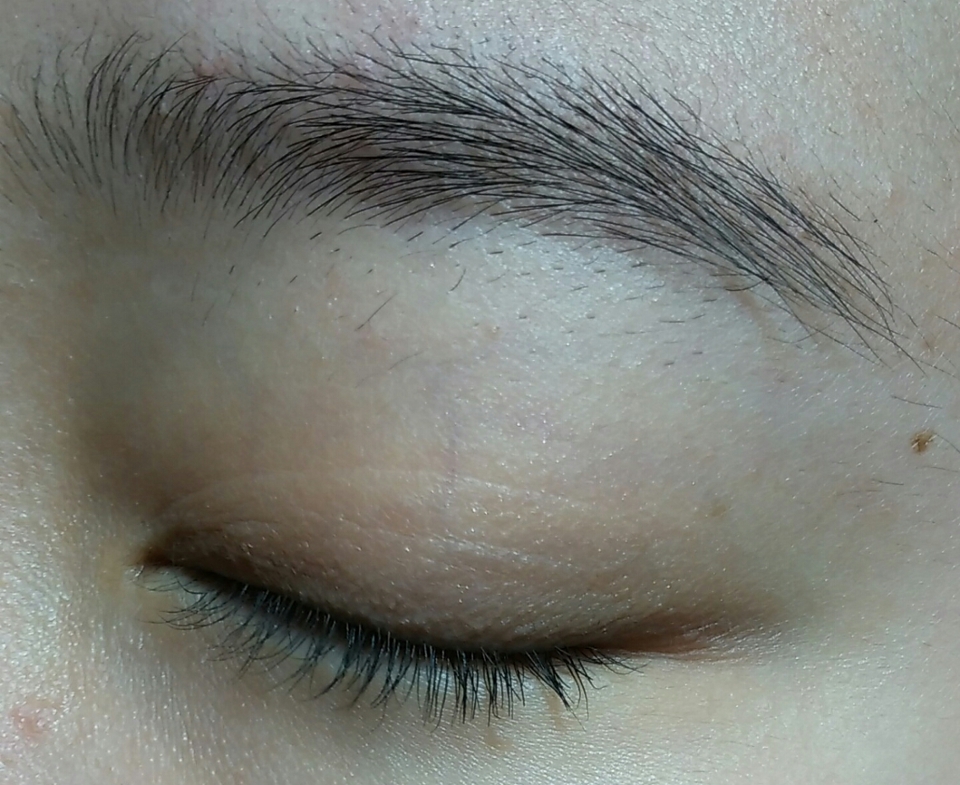에뛰드 섀도우 해변에서코코넛만 바르면 너무 티나서 제눈에 완전 티안나는 카페라떼와 섞어서 발랐어요