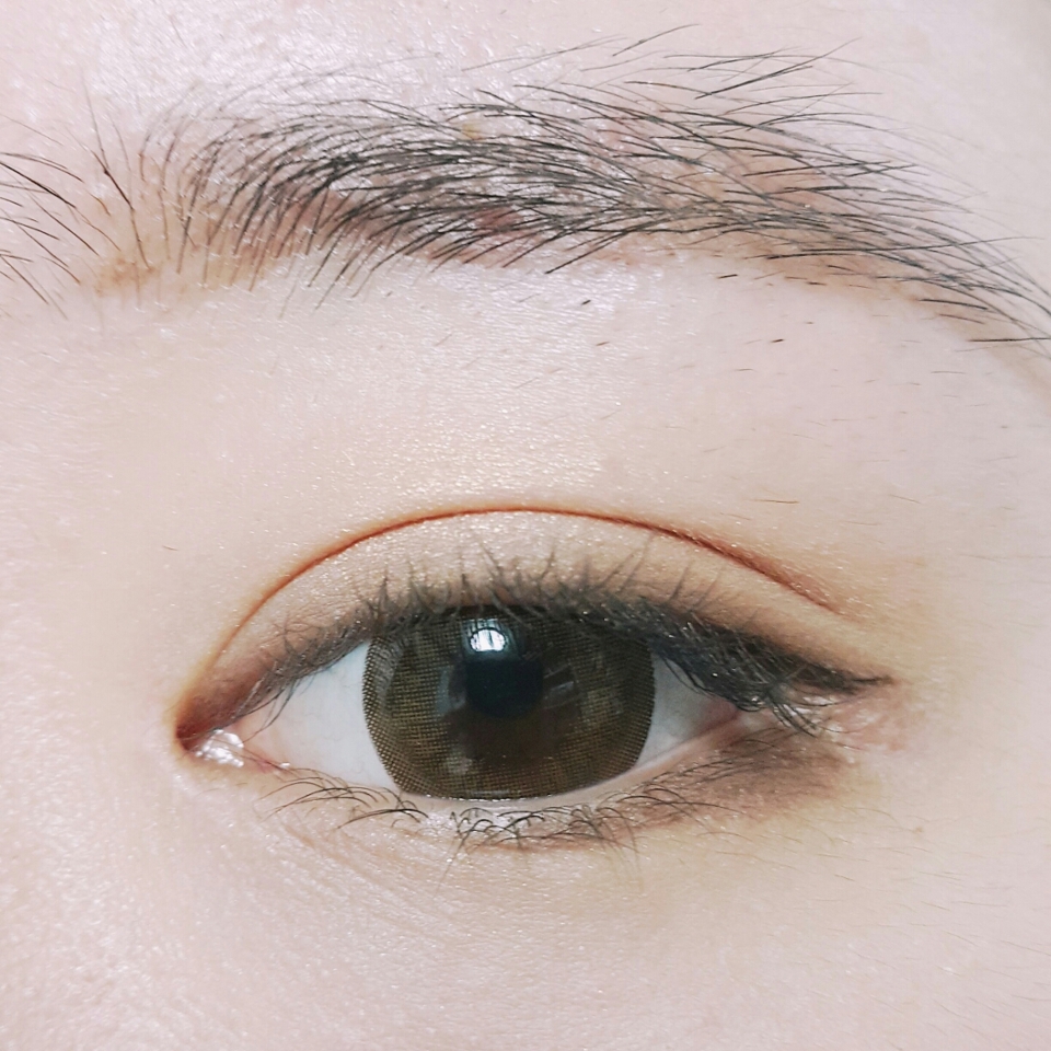 아이라인을 그려줍니다. 눈꼬리는 내려주다 끝을 살짝 올려줬어요.