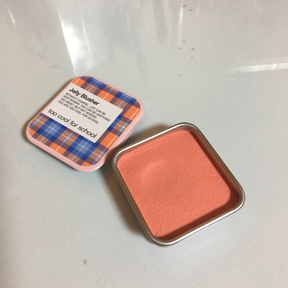 한번 꾹 누르니 꾹 들어가네요 ㅋㅋㅋㅋ 찰흙같아요
푹신푹신한 젤리 제형이에요 너무 예쁜 코랄레드 컬러