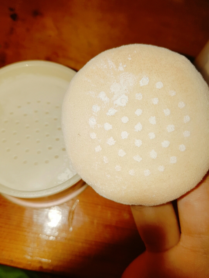 전 보송한 마무리감이 좋아서 눈.이마.코쪽은 파우더처리를 해주는데요! 혹시 이렇게 덜고 대충 털어내서 그대로 얼굴에 바르시는분 계신가요...그건 ㄴㄴ합니다 저랬다가 얼굴에 저 동그란 구멍 자국 그래도 남아요 (는 예전의 내 얼굴얘기)