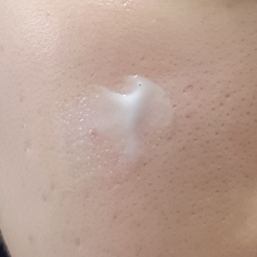 화장 전에 바르시면 좋을거 같아요!
바르면 빠르게 흡수되고 끈적임이 없거든요
