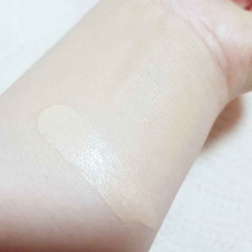 그런데 좀 의문인게 컬러감이었어요.
사진에서 보는것과 같이 
노란베이스로 보여지죠?ㅜ ㅜ
저도 그래서 아~ 나랑 잘 맞겠다! 생각했는데
실상은 핑크끼가 돈다는 사실!
다른분들은 잘 모르겠지만 제가 발라보면서 느끼기엔 핑크베이스더라구요.
붉은끼를 보여드리고 싶어서
사진을 여러번 찍어봤는데
눈으로 보는것과 같이 잘 안잡혀서
첨부를 하지 못했어요.
또 시간이 지날수록 점점 붉은끼가 올라오면서 어두워지는... 그래서 컬러감이 좀 아쉬웠어요.
21호치곤 컬러가 많이 어두우니
꼭 테스트해보시고 구매하셨으면 좋겠어요.
평소 뉴트럴톤의 베이스도 가리지않고 
잘 쓰는편인데 미샤 커버글로우쿠션 같은 경우엔 타사 제품들에 비해 붉은끼와 어두운 컬러감 때문에 
저에겐 안맞더라구요.