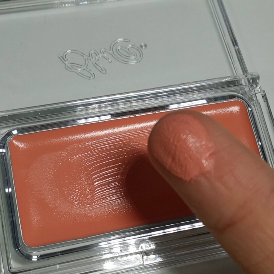 치크를 손가락으로 문질 문질 해봤을 때의 모습입니다!