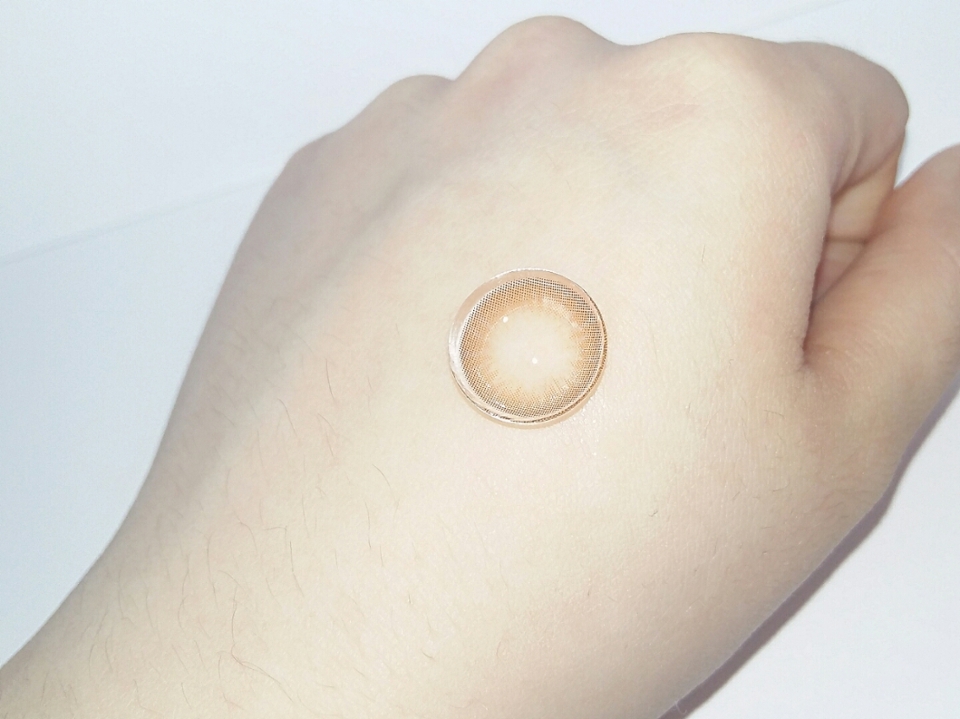 렌즈그래픽이에요
얇은 편이었어요~