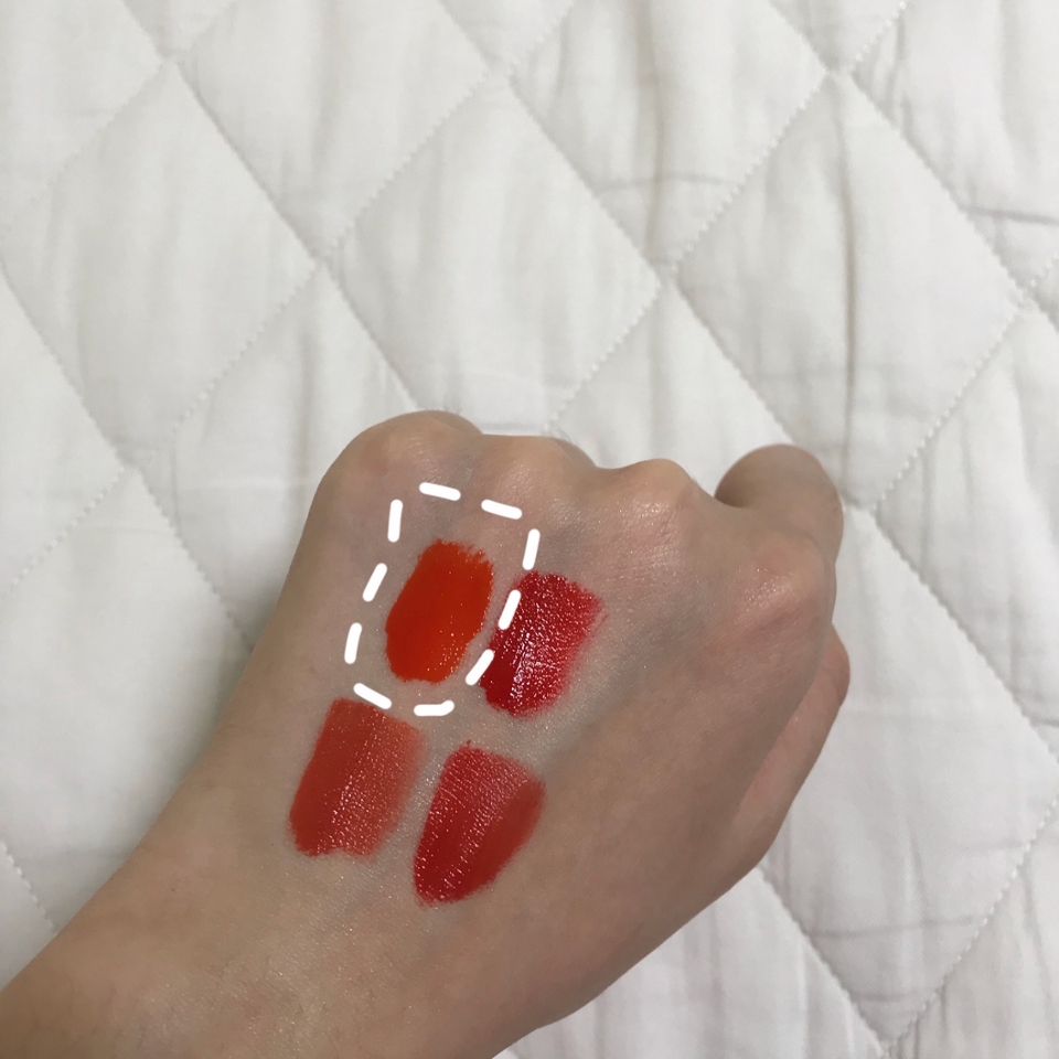 첫번째 페리페라 잉크더 벨벳 틴트 잉크러쉬 컬러는 쨍한 오렌지컬러예요! 정말 어떻게봐도 오렌지이기때문에 오렌지립울 좋아하시는분들이시라면 모두 좋아하실 컬러입니다! 쨍한 오렌지컬러가 안색을 확 밝혀주기때문에 추천하는 컬러입니다!