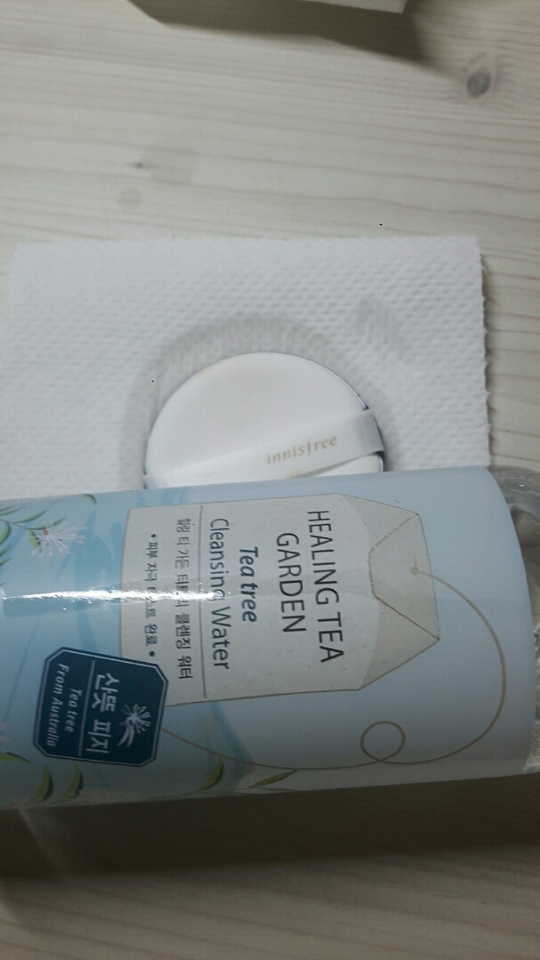 키친타올에 밀어도 물만 나오고 암것두 안나온답니다
처음에 퍼프가 너무 더러우면 키친타올에 밀대로 밀어서 파데를 빼주세요! 도움되셨다면 조아요 꾹 해주세용♡