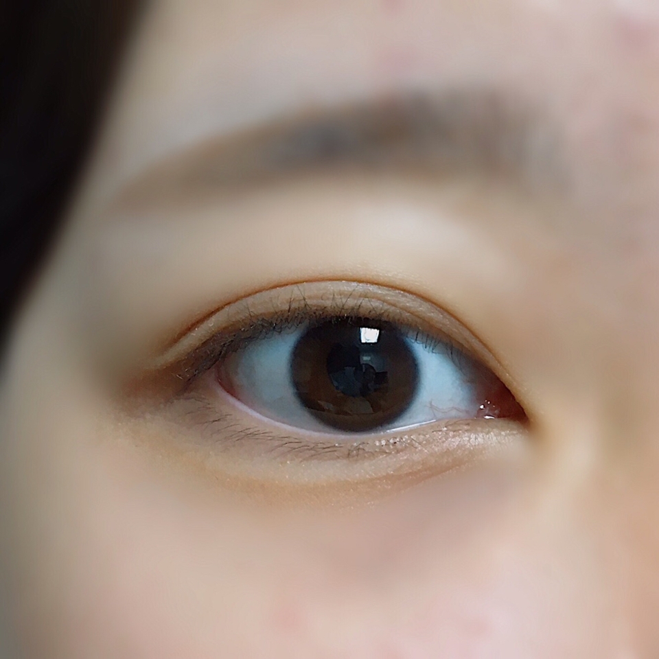 손으로 스머징 해주면 자연스럽게 애굣살 라인이 생겨요 무표정으로 있으면 이상한데 웃을 때 보니 애굣살 그린게 확실히 예쁘게 느껴지더라구요 
평소 애굣살에 별로 신경을 안써서 왜 애굣살 메이커 이런게 나오지 했는데 훨씬 눈이 예뻐보여요 