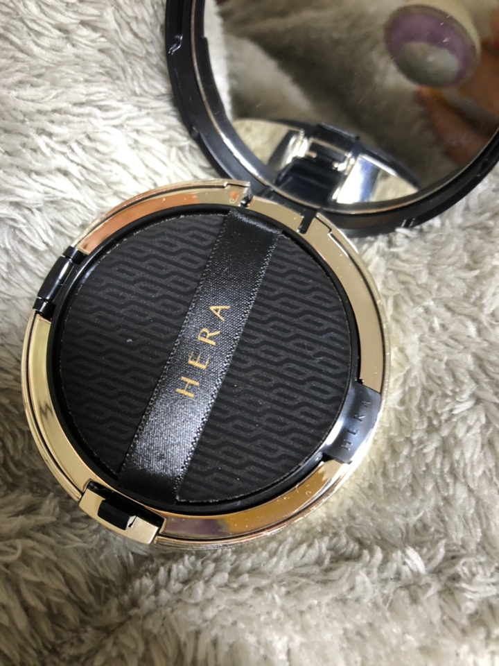 까보면 이렇게 까만 쿠션퍼프가 나와요. 이 제품 퍼프 질이 상당히 좋아요! 역시 쿠션명가 아모레아닙니까?

