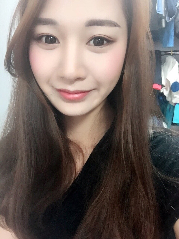 
자 이렇게 데이트 메이크업이 완성 되었습니다!
엠블리는 이 튜토리얼 메이크업을 하고 너무 맘에들어서 급! 약속을 잡고 나가버렸어용......

엠블리의 튜토리얼이 도움이 되셨다면
좋아요❤️ 팔로우❤️ 댓글❤️ 부탁드려용! 🤗🤗