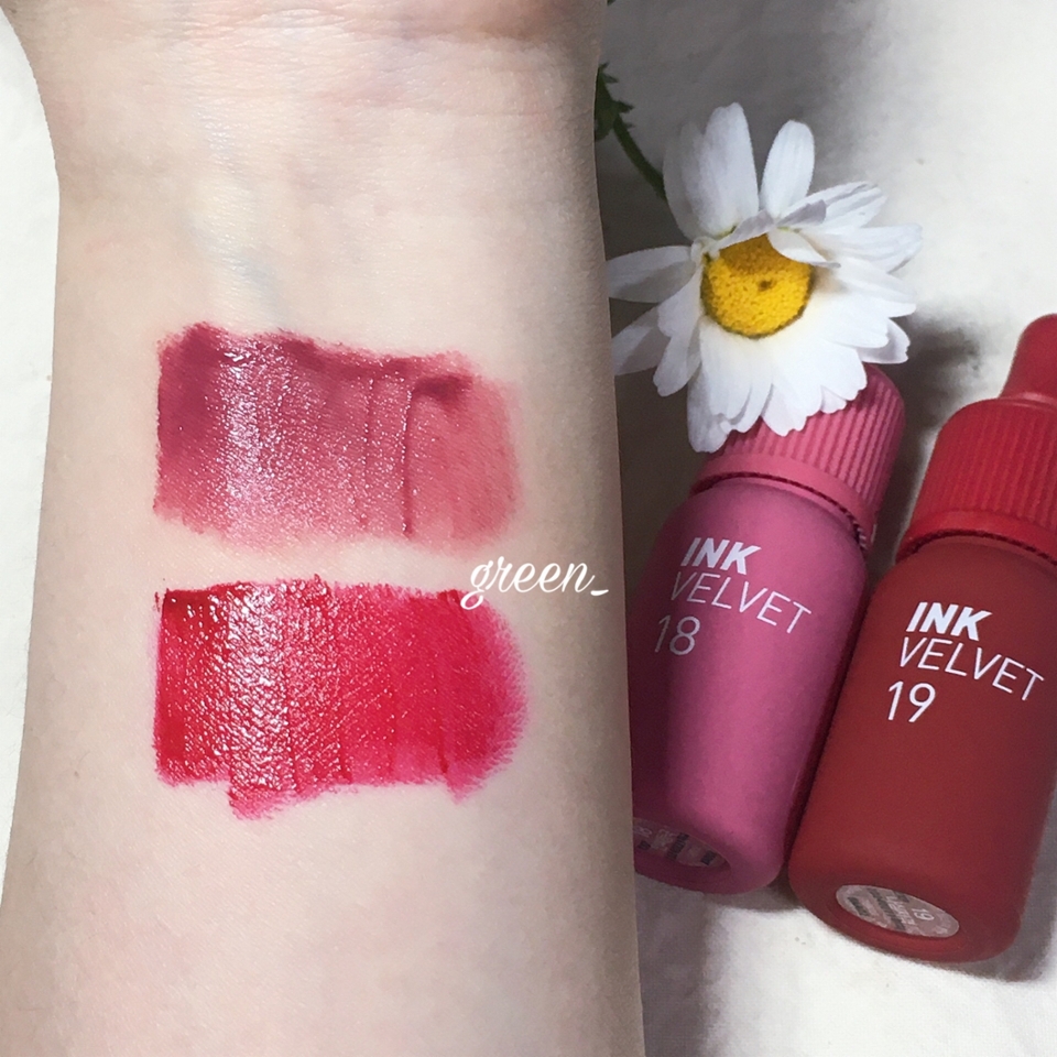 [손목 발색]
- 우선, 두 색상 모두 촉촉하고 부드럽게 발리는 타입이라 발림성은 엄청 좋아요! 벨벳 특유의 보들보들한 질감은 좀 덜 느껴지듯 발리는 틴트라서 입술 위에서 많이 겉돈다는 느낌도 덜한 편이에요!

