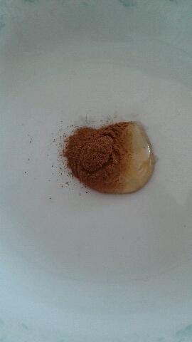 2) 계피가루와 꿀을 잘 섞어줍니다.
여기서 꿀과 계피의 비율이 전혀 절대 중요하지 않아요! 그냥 영양 쪽을 더 생각하시면 꿀을 더 넣어주시고, 여드름 퇴치&피부의 깨끗함을 더 생각하시면 계피를 더 넣어주세요!