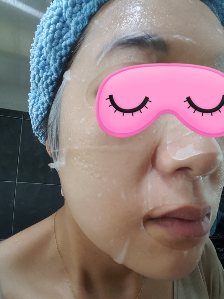 열심히 수분충전중입니다.
얼굴에얹어놓으니 메디힐로고는 잘안보이죠?
크기도넉넉해서 턱까지 덮을정도로 충분하더라구요