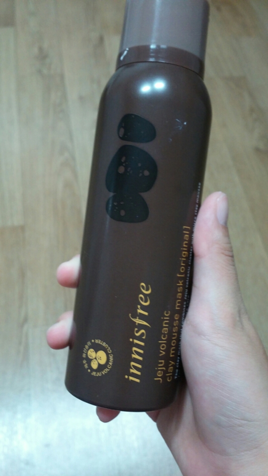 기존 단지형으로 떠서 쓰던 마스크를 개선해서 나온 제품이에요. 
단지형은 오랜 시간 두면 굳게 되고, 발랐을 때의 사용감이 별로였어요. 그리고 씻어낼 때 좀 잔여감이 남는 편이었죠!
무스 마스크는 바르자마자 다른 모공팩과는 다른 수분감이 느껴져요!