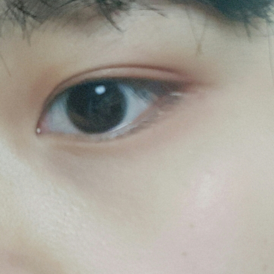 블링블링한 갈색섀도우로 아이라인그리듯이해주고 (꼬리만말고 눈앞머리부터 따라 그려주세요!) 삼각존보다 조금 넓게 칠해줍니당

//아리따움 아이디자이너