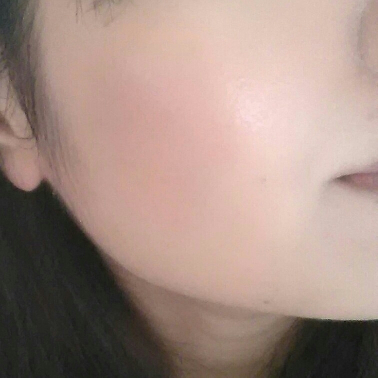 바르고 난 뒤의 발색이에요. 저렇게 넓게 바른 건 아니고 사진이 그렇게 나왔는데요, 실제 발색하고 가장 비슷해서 이 사진을 넣었어요^^
갠적으로 차차틴트는 바르는 방법만 익히고 나면 치크로 쓸때가 더 예뻐요^^ 
볼때기만큼은 설리설리 해질수 있어요 꺆