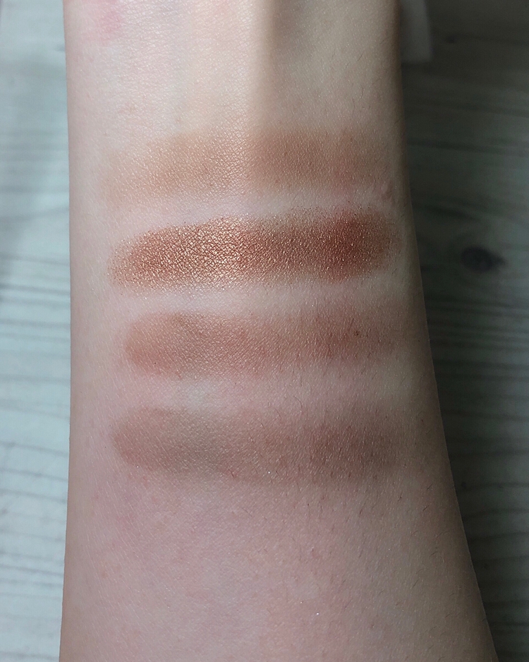 오른쪽에서 두번째 줄, 아름다운 이별 BROWN
이름이 왜이리 가슴 아픈지..고독한 가을에 사용하기 좋을 법한 색상들이에요
두번째 색상은 국민섀도우 시빼테랑 색상이 유사해요!
발색이 강한 편이더라구용🥺

처음 화장 시작했을때 이런 어두운 계열의 색상들로 시작했는데 요 섀도우들로 또 한번 화장해보고 싶네용
뭔가 분위기 있어보이고 싶을때 사용하면👍🏻👍🏻