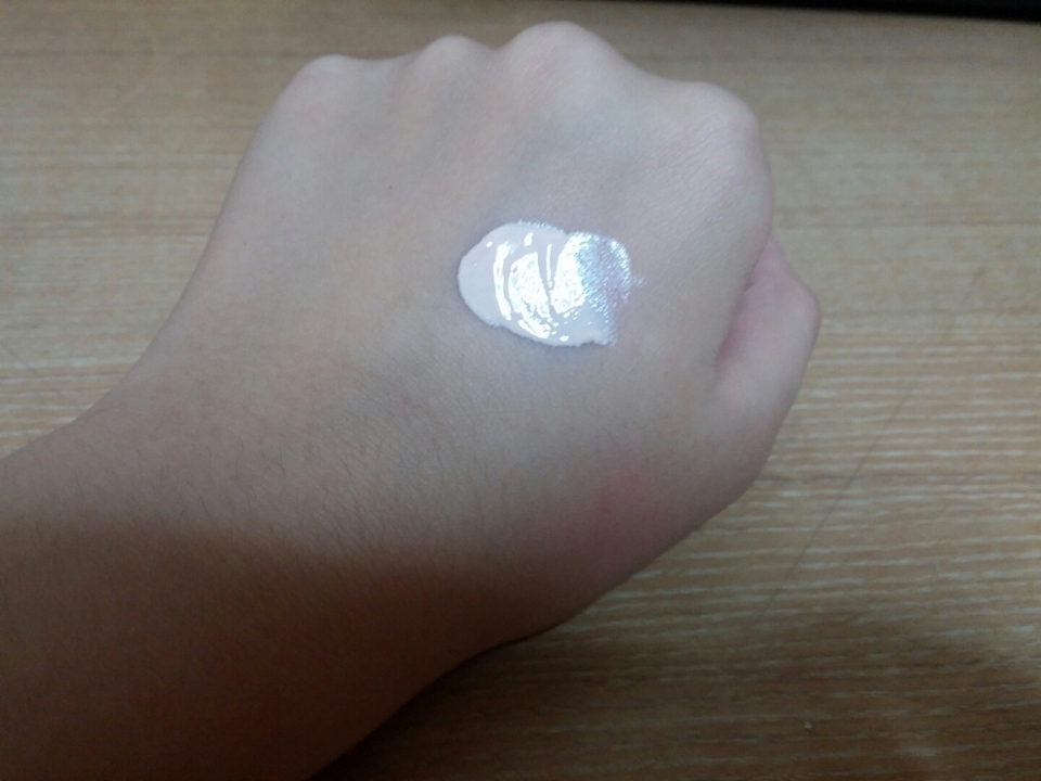 연한 핑크빛을 띠는 선크림이에요.