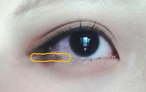 제화장의 포인트!!
고양이상이 강아지상으로 변하면서 뒤트임을 하는 중요한 과정입니다!!
눈앞머리와 직선상에서 만날수있게 짙은 브라운 섀도우를 이용해 선을 그은후 경계를 풀어줍니다. 
*팁: 그은선 안부분을 컨실러펜슬로 칠해주시면 더 효과적입니다