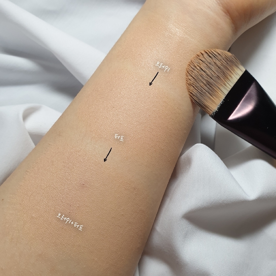 

좀 더 자세히 보는 브러쉬와 퍼프 사이의 여러 조합들의 피부표현이에요!

개인적으로 이 브러쉬 사용할때는 파운데이션이 얇고 고르게 깔린다가 가장 큰 장점이라고 생각하는데 거기에 부족한 결자국을 퍼프가 딱 채워주면서 두가지 모두 사용했을때 궁합이제일 좋은 것 같아요!

평소 물먹인 퍼프랑 사용해주는데 사진에 테스트할때는 마른 퍼프를 사용해서 얼마나 다른지 보여드리고 싶었어요 :)

제대로 나오지않은 것 같은데 퍼프를 사용할때 마치 위에 커버 브러쉬를 사용한 것 처럼 모공을 잘 메워주고 광은 브러쉬보다 더욱 없이 매트하게 마무리됐어요!

모두 도포해준 뒤 손으로 만져봤을때도 퍼프를 사용했을 때에는 뽀송뽀송했는데 브러쉬를 사용했을때는 되게 촉촉해서 어느정도 손에 묻어남이 있었어요ㅠㅠㅠ

브러쉬랑 퍼프를 사용했을때에는 산뜻까진 아니지만 손에 묻어남이 없이 마무리되었습니다


