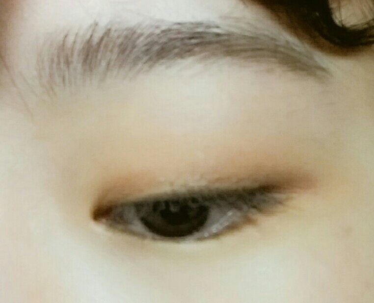 새로운 레시피로 눈에 베이스를 넓게 깔아줍니다


사실상 눈의 유분끼를 없애주는 역할이예요