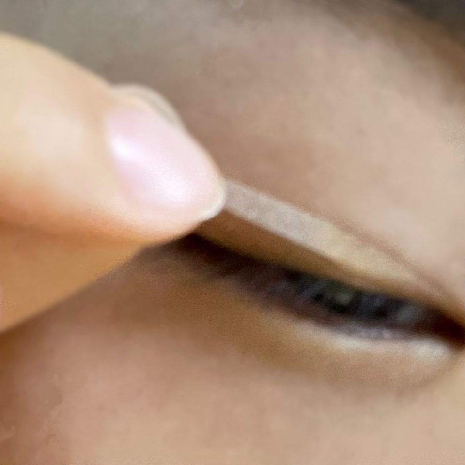 눈 앞부분부터 붙이셔야해요 
자신이 원하는 라인에 붙이시면 되지만 
저는 눈 살이 많아서 높게 붙이면 티가 나더라구요….ㅋ