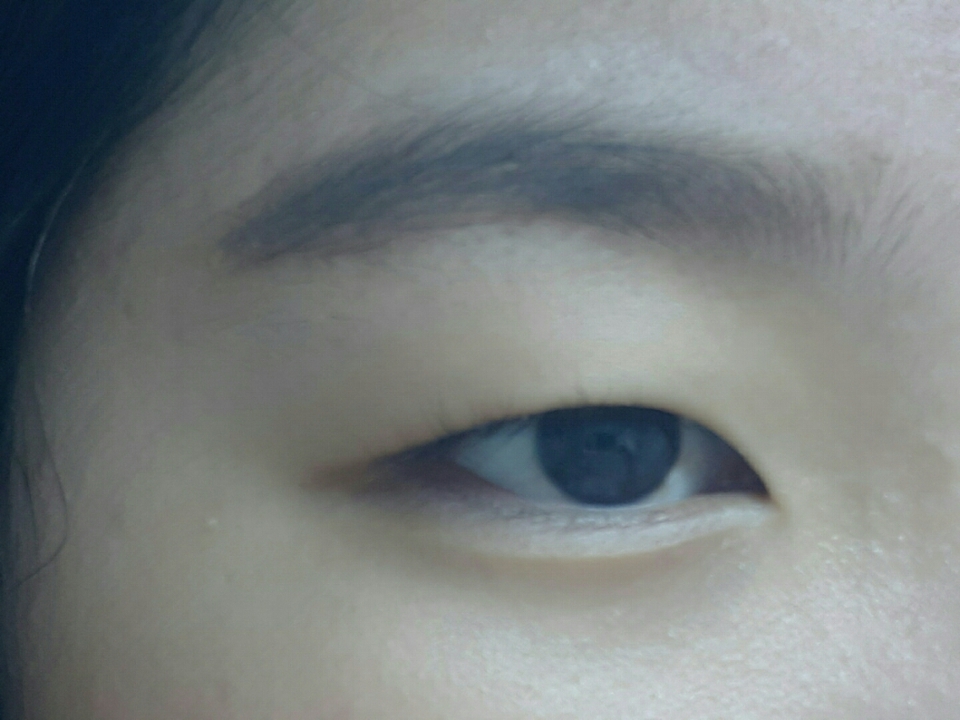 휴지로 한번 쓱 지워봤어요.착색은 저렇게 남구요. 저는 예전까지는 이 방법만 했었어요ㅎ브로우카라로 그리고 휴지로 쓱 지우는 방법이요! 왜냐하면 안지우면은 화장한 티도 나고 잘묻어나서 저런 방법을 애용했던 시절도 있었지만.. 지금은 이 방법이 더 좋네요