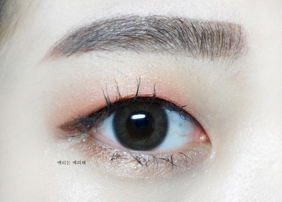 어두운 렌즈를 끼면 이런 분위기가 나와요
단정하면서도 데일리로 정말 괜찮은 메이크업이죠?
아니라구요? 유감..
