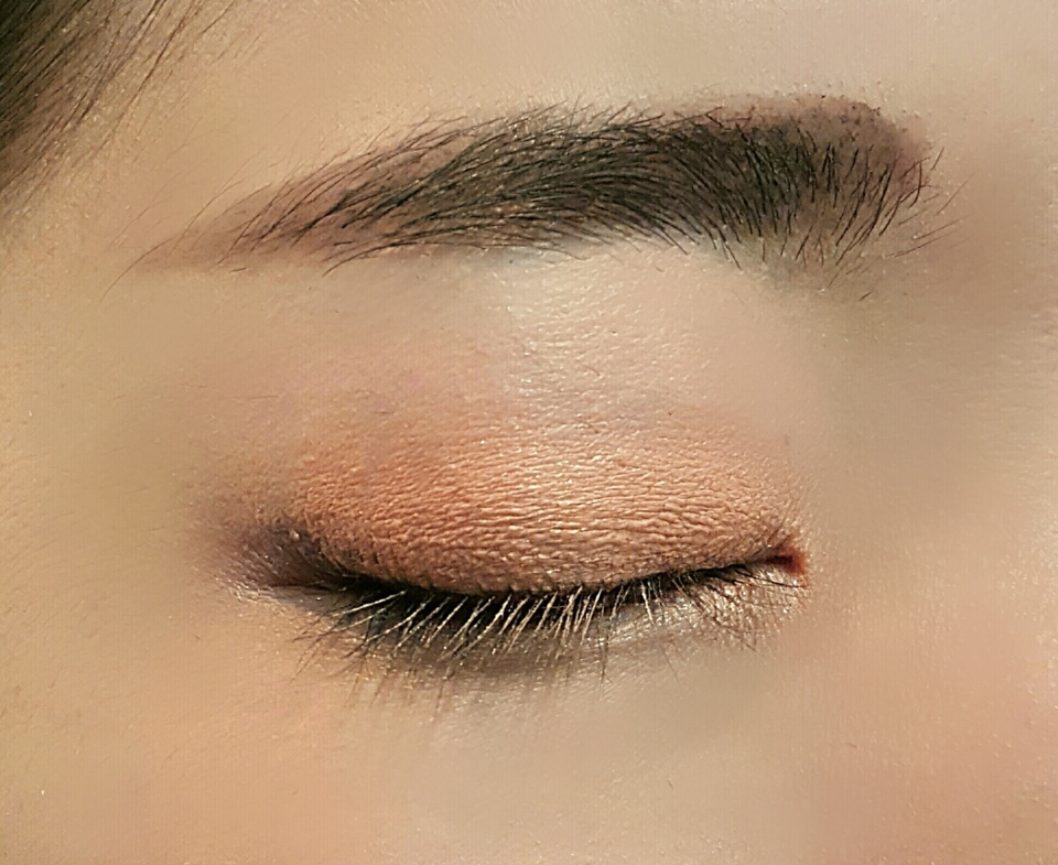 바로 눈썹입니다, 여러분.

눈썹을 꼼꼼히 채워주시고 1번 오렌지빛 코럴 계열의 펄 섀도우를 눈두덩에 넓게 펴발라주세요. 이게 사실 포인트 색상이지만 제 홑꺼풀에는 그런거 통하지 않으므로 그냥 뒷꼬리 부분만 남기고 다 발라주세요ㅋㅋ큐ㅠ 끝나셨으면,