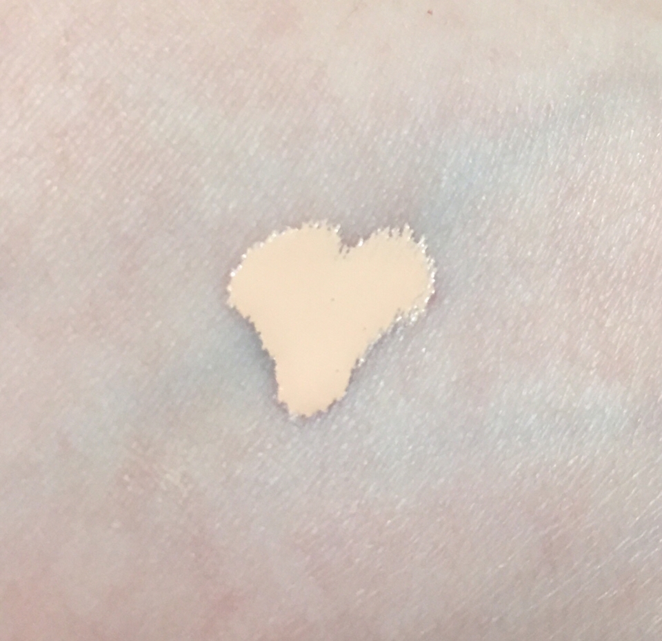 손목에 살짝 펌핑해 봤어요 PO-01, P-01은 뗑 이돌 라인 중에서도 가장 밝은 색상인데 노란기 있는 피부는 PO-01, 붉은기 있는 피부는 P-01이 적절하다고 해요 
저는 피부가 살짝 붉은기가 있지만 PO-01이 좀 더 밝아보여서 이 색상으로 선택했어요! 
PO-01은 수지 컬러 파데로 알려져 있어요 