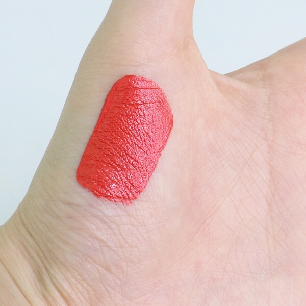 제형은 부드러운 무스 타입에 가까워요
에스쁘아가 또 립 잘 만들기로 유명하잖아요
요 제품 역시 발색 하나는 끝내줍니댱

찌이이이이인한 레드 컬러가 진짜 넘 예뻐효