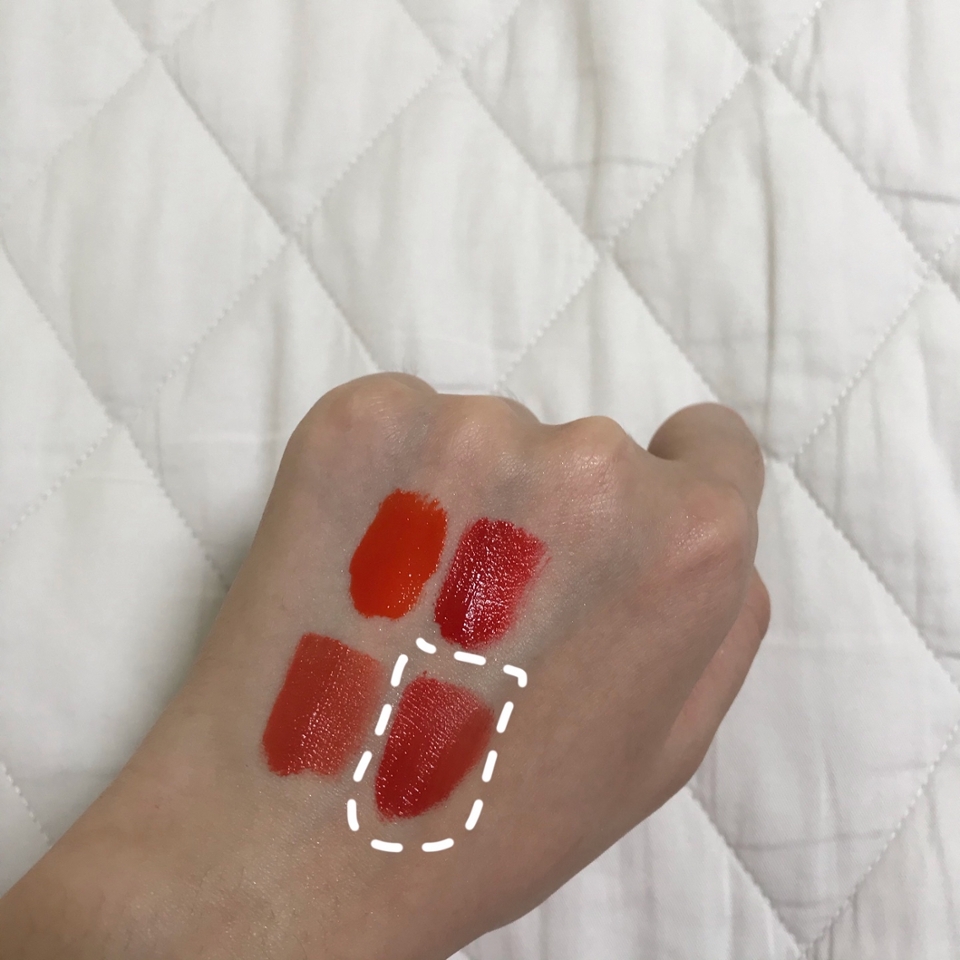 네번째 블랙루즈 에어핏 벨벳틴트 A05과즙톡톡자몽 컬러는 쨍한 오렌지레드 컬러입니다! 레드보다는 오렌지의 비중이 살짝 더 들어간 컬러입니다! 봄웜브라이트분들의 얼굴을 확 밝혀주는 컬러여서 추천드려요!
