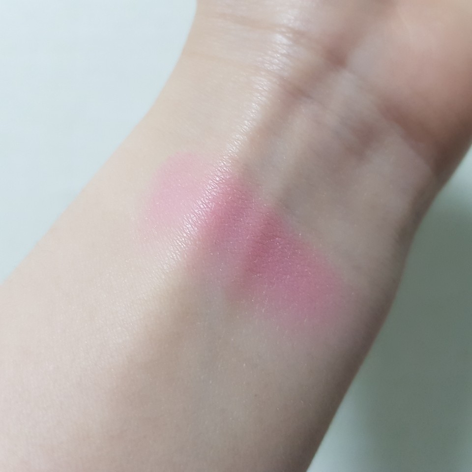 겉보기에는 쨍한 느낌일줄알았는데 여리여리하게 발색이 되는 제품이며