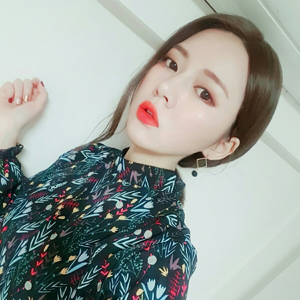 메이꾸업 완성>_< 눈,볼,입술 따로 보면 그렇게 튀는 메이크업은 아닌데 전체적으로 조화가 잘맞더라구요! 