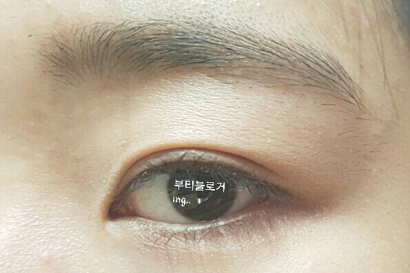 언더에 나스 살색라이너를 발라줍니다.
Tip흰색보단 살색을 추천합니다. 한번만 슥 그어주세요.
눈물맺힌 눈을 만들기 위함입니다.

이건 선택사항인데 뷰러랑 투명마스카라를 해주면됩니다. 저사진은 투명마스카라까지 마친상태입니다.