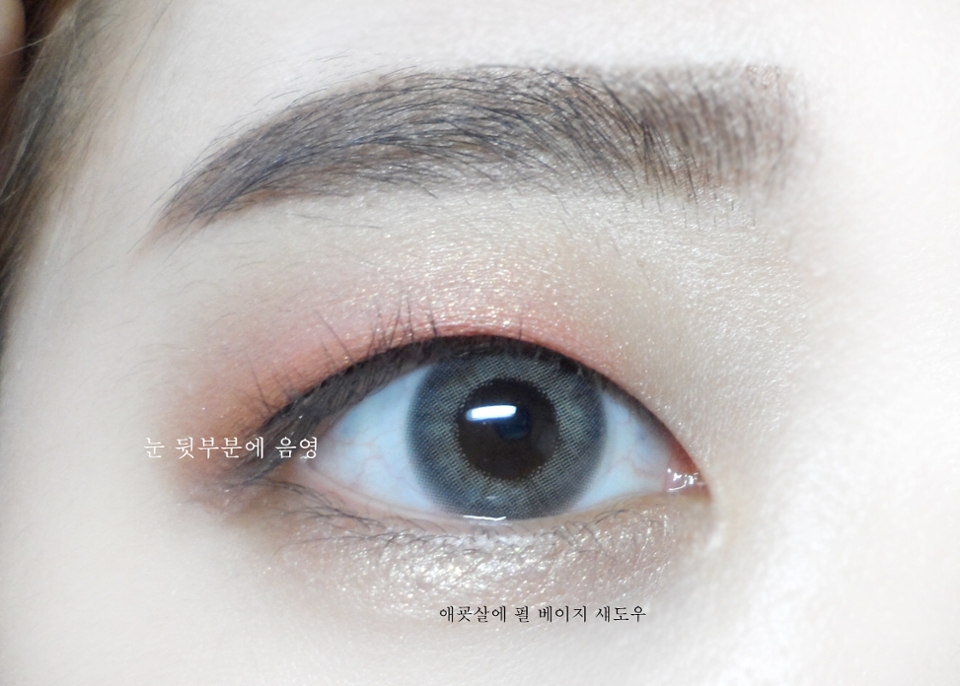 눈 뒷꼬리쪽에 음영을 주시고, 눈 앞꼬리부터 #애굣살 2/3까지 #펄베이지 젤라이너를 발라주세요
음영섀도우는 #시크릿키 피팅 포에버 섀도우 메모리, 젤라이너는 #맥퀸뉴욕 워터프루프 펜슬라이너 #5썼어요