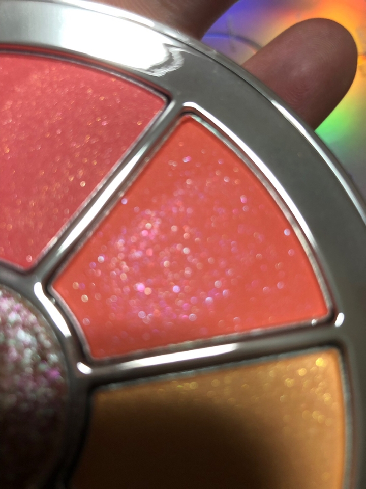 비슷해 보이는 코랄 색상이 둘이 있었는데
굳이 왜 같은 색을 넣었을까 했거든요
자세히 보니 안에 펄이 있는데
한 색상은 푸른빛 펄이 반짝반짝 넘 예쁘구요