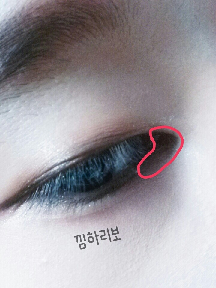눈앞머리를 당겨서 채워준다는 느낌으로 펜슬아이라이너를 그려줍니다
