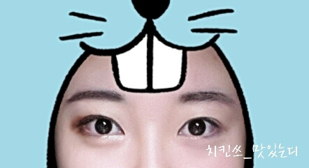 사진이 잘 안나와서 스탠드 밑에서 찍어봤습니당😀
훨씬 잘나오네요! 다음에는 처음부터 여기서 찍어야겠어요😄
머리가 이상해서ㅎㅎ.. 스티커로 가렸어요😌 창피🙈🙈🙈
눈 끝과 애교살만 강조했을뿐인데 쌩눈과 같이 확인해보니 눈 많이 커졌죠😆